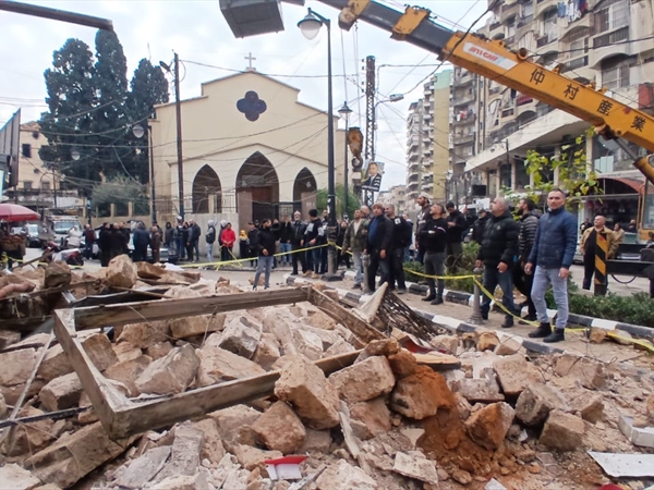 انهيار “مبنى الشعراني” في طرابلس وإقفال جزء من شارع المكاتب