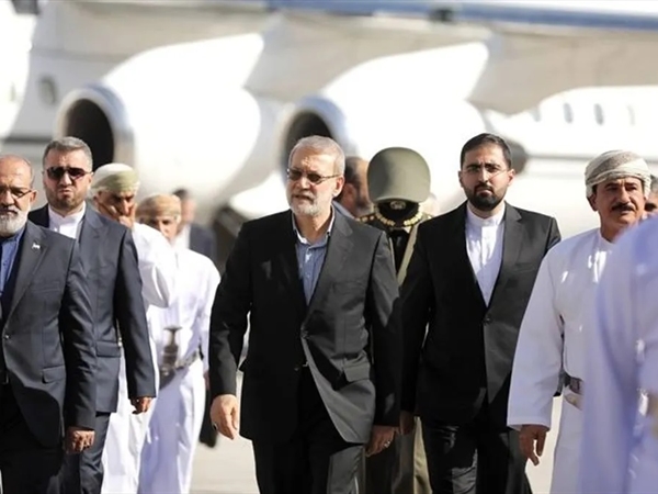 لاريجاني يصل عمان حاملاً رد طهران على المحادثات