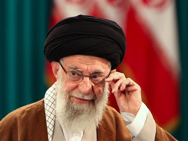 محاولة انقلاب على خامنئي أفشلها لاريجاني!