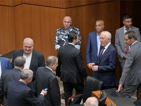 قيادي في حزب الله: لا خيار إلّا المقاومة والثنائي يربط التمديد للمجلس النيابي بوقف العدوان وإعادة الإعمار وتحرير الأسرى