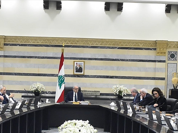 مجلس الوزراء:  تخصيص جلسة لرواتب للقطاع العام وتشغيل مرحلي لمطار القليعات   ..   رئيس الحكومة: « استقرار لبنان هو المدخل للإستثمار والتمويل»