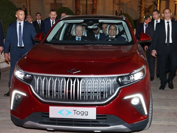 بالصور: الرئيس التركي رجب طيب اردوغان يهدي الرئيس المصري عبد [...]