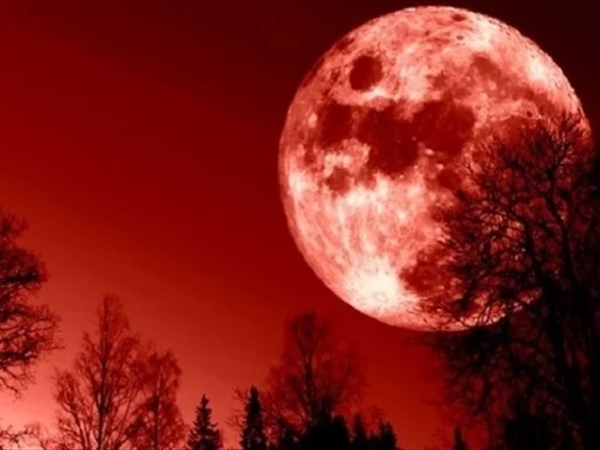 ظاهرة فلكية نادرة... العالم على موعد مع "القمر الدموي" في آذار