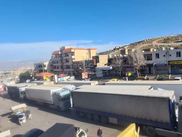 الشاحنات اللبنانية تُقفل منفذ المصنع احتجاجاً على القرار السوري