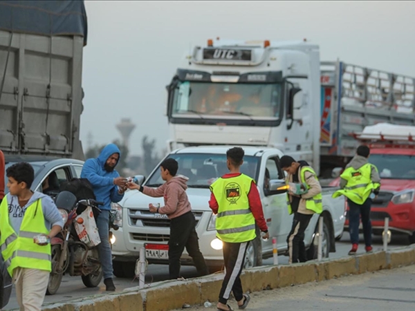 مبادرات إفطار الصائمين تزدهر على الطرق بمصر