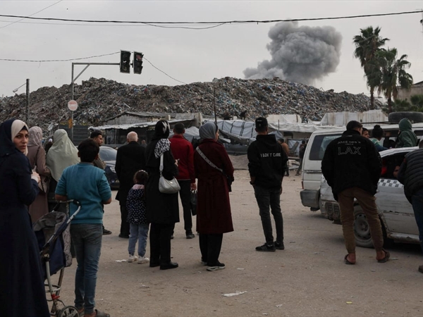 الإحتلال يقصف مبنى سكنياً في حي الزيتون بغزَّة ومعبر رفح [...]