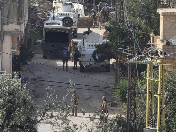 دورية مشتركة من الجيش اللبناني و"اليونيفيل" تقوم بحفر وتفتيش محيط أحد المنازل في العريض الغربي في بلدة الخيام