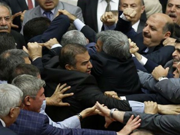 ديمقراطية التعارك ذات الوجهَيْن