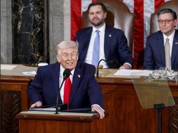 «عصا وجزرة أميركية» عشية جولة المفاوضات الحامسة مع إيران اليوم