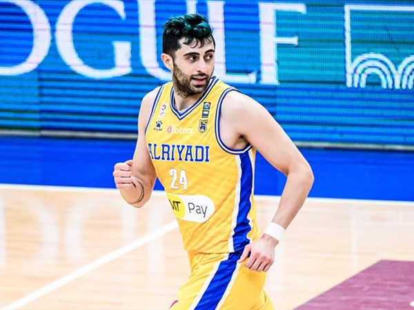 الرياضي يتابع هوايته بالتهام منافسيه بعد ضمان تأهله للفاينال سكس..