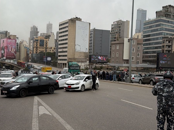 بالصورة - محتجّون يقطعون الطريق على جسر الرينغ في بيروت بالاتجاهين احتجاجًا على قرار الحكومة زيادة الرسوم ورفع ضريبة TVA