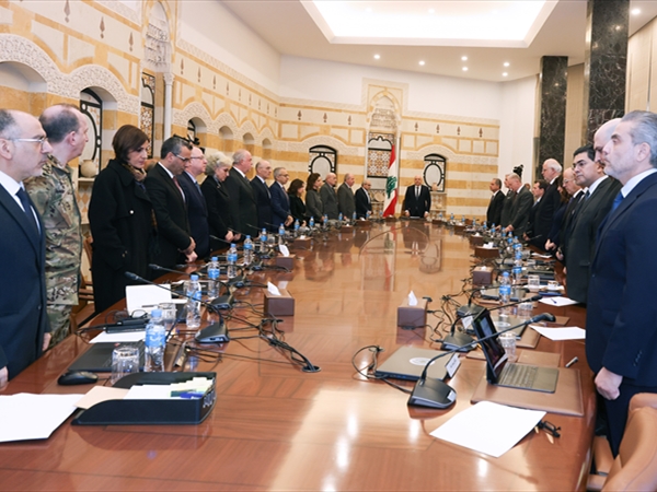 مجلس الوزراء يقرّر حظر نشاطات حزب الله الأمنية والعسكرية وإلزامه بتسليم سلاحِه والاستعداد لإستئناف المفاوضات