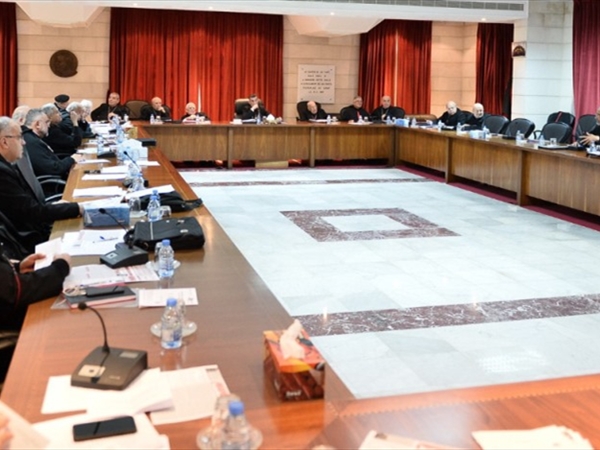 «المطارنة الموارنة» يؤيّدون قرارات الحكومة