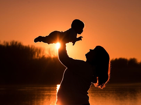 آذار... حين تلتقي كرامة المرأة بحقوق الطفل