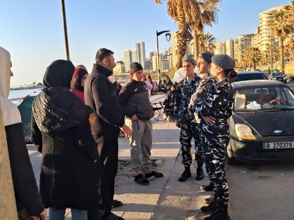 دعم إنساني للعائلات النازحة في مراكز الإيواء ومؤسَّسة مخزومي توزِّع آلاف المساعدات على النازحين