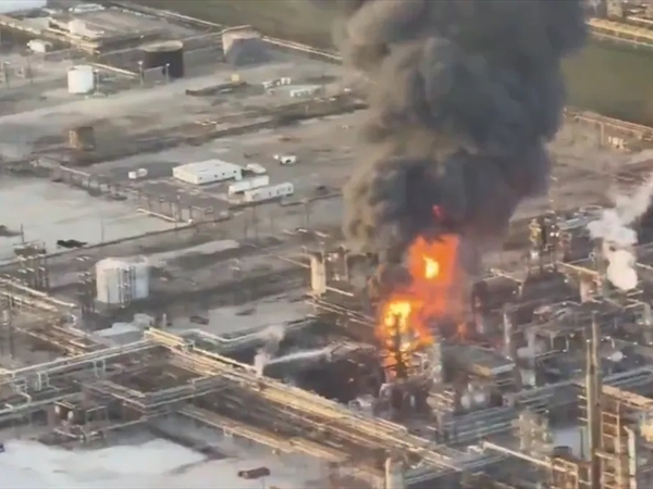 فيديو.. انفجار وحريق ضخم في مصفاة نفط قرب سواحل تكساس