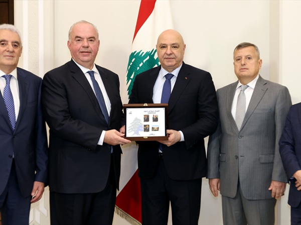 طوابع الرئيس عون!