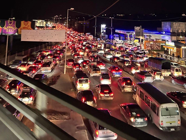 الطرقات ضاقت بالنازحين الذين احتُجزوا لساعات في سياراتهم