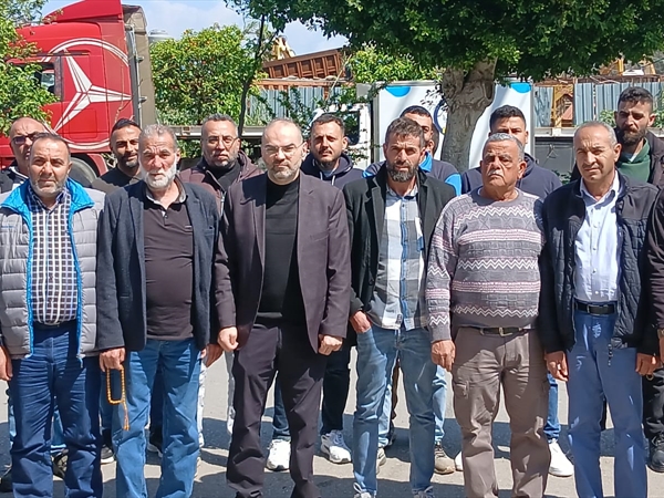 سائقو الشاحنات لوّحوا بـ "تسونامي"