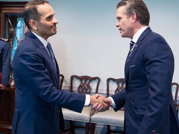 رئيس الوزراء القطري يجتمع مع وزير الحرب الأمريكي في واشنطن