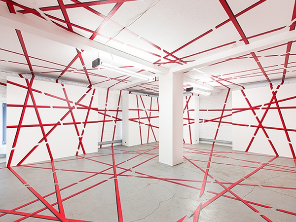 معنى بصري يوحي بفوضى ذات نظم إيقاعية بصرياً