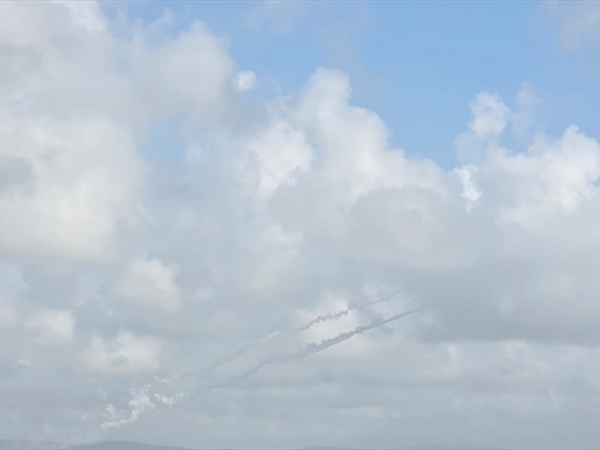 حزب الله يطلق رشقة صاروخية من جنوب لبنان