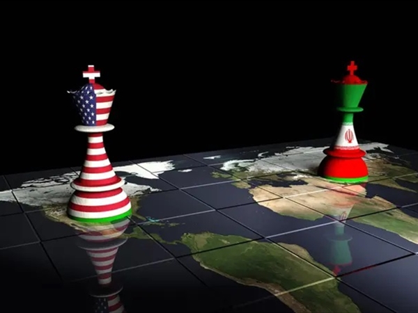 ترامب يشير إلى "الورقة الرابحة" ضد إيران.. ويلمح للحصار البحري