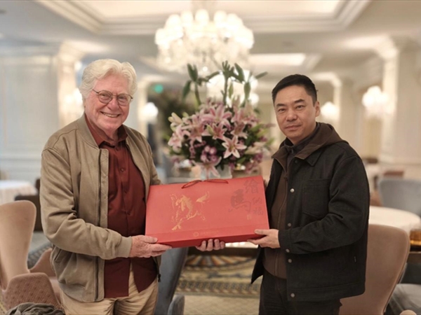 حسين فهمي في الصين