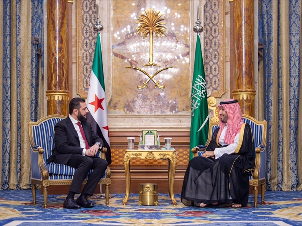 محمد بن سلمان يبحث مع الشرع المخاطر المحيطة بالعرب والمنطقة