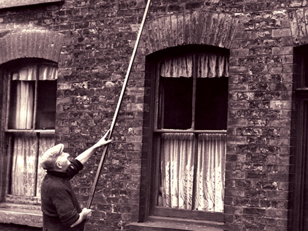 من هو «المنبه البشري»؟