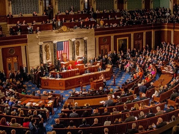 أعضاء في الكونغرس: ترامب مختل عقلياً.. حربه غير شرعية وتهديداته متزايدة الجنون