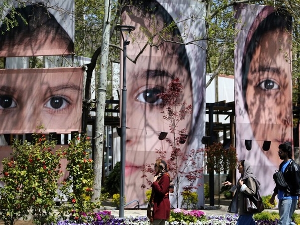 نَعَم لِتَكرِيمِ دائِم للأَطفَالِ الشُّهداء في مَدْرَسَةِ مِيناب