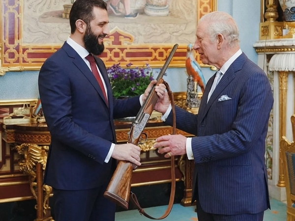 الرئيس الشرع يقدِّم بندقية صيد للملك تشارلز