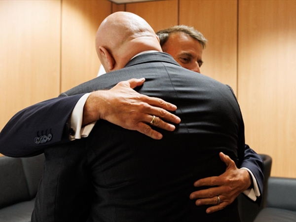 عون خاطب «الاتحاد الأوروبي» في قبرص والتقى رؤساء وعرب وأجانب: [...]