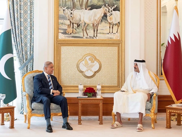 أمير قطر يلتقي رئيس وزراء باكستان لبحث خفض التصعيد بالمنطقة
