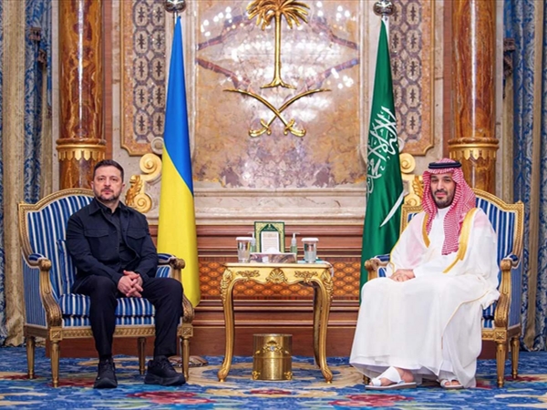 الأمير محمد بن سلمان وزيلينسكي يناقشان الأحداث الإقليمية والدولية