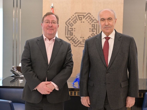 مخزومي بحث والسفير البريطاني المستجدات: مسؤولية الدولة فرض الأمن