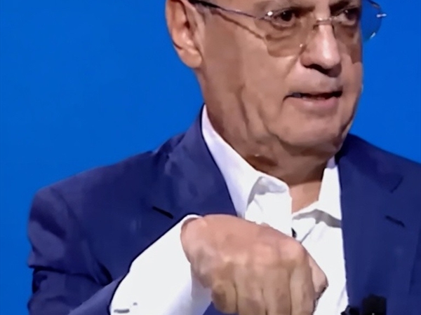 من يضغط الزر؟ ولماذا لا يُضغط؟