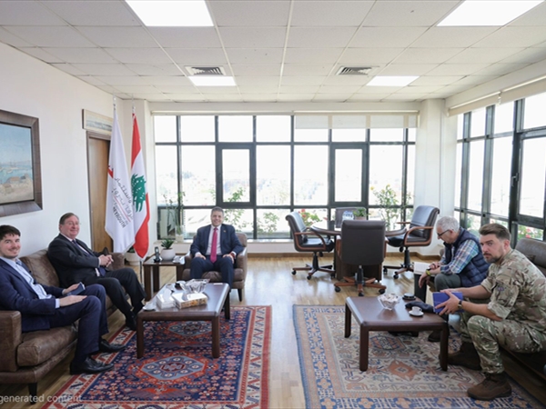 السفير البريطاني يطلع على أوضاع مرفأ بيروت