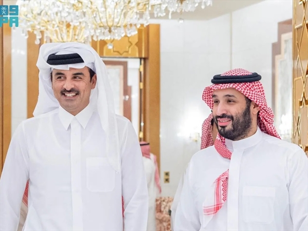 ولي العهد السعودي وأمير قطر يناقشان التطورات في المنطقة