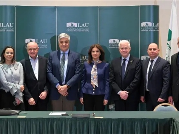 اتفاقية هبة بين خيرالله وLAU دعم للبحث الطبي والصيدلاني