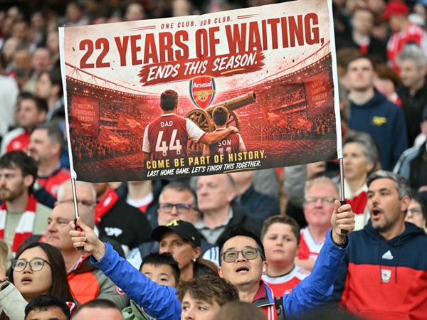 أرسنال يتوج بلقب الدوري بعد غياب 22 عاماً مستغلاً تعثر [...]