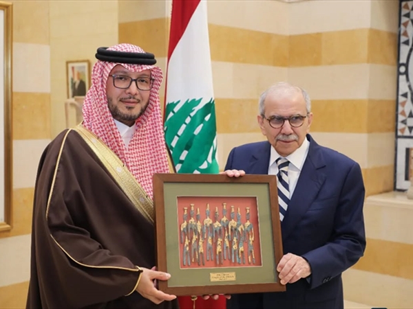 السفير بخاري جال على الرؤساء الثلاثة مودّعاً وعون قلّده وسام [...]