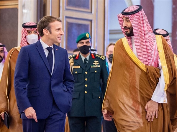 الأمير محمد بن سلمان وماكرون يناقشان الجهود الدبلوماسية لتعزيز استقرار المنطقة