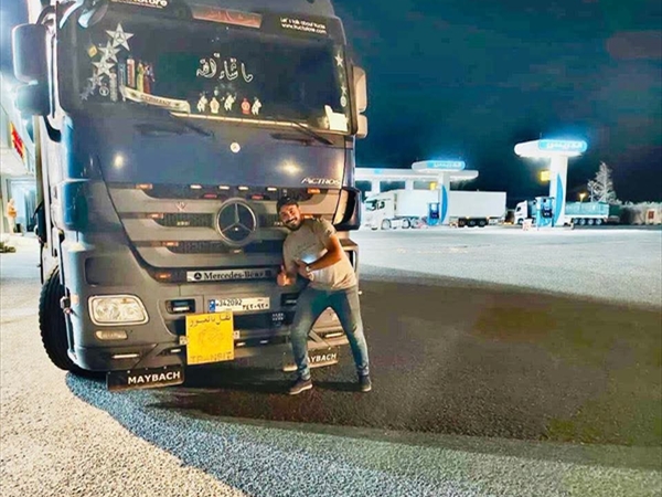 أول شاحنة لبنانية تعبر إلى الخليج