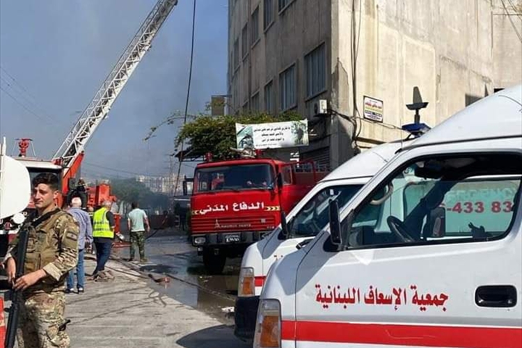 بالفيديو.. حالات اختناق بحريق كبير داخل مستودع في طرابلس