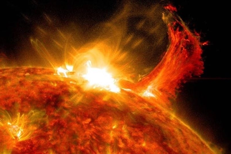 علماء يحذّرون من توهّج شمسيّ قويّ اليوم!