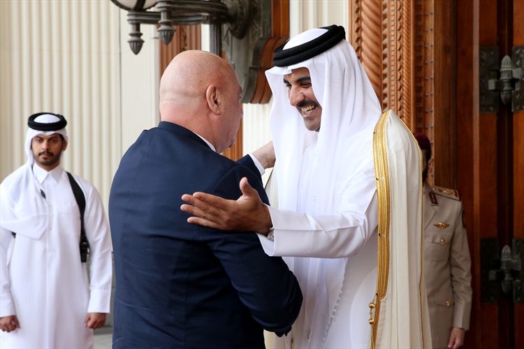 عون يعود بدعم مالي من قطر ويتصل بالملك عبد الله.. واحتواء الأزمة مع بغداد