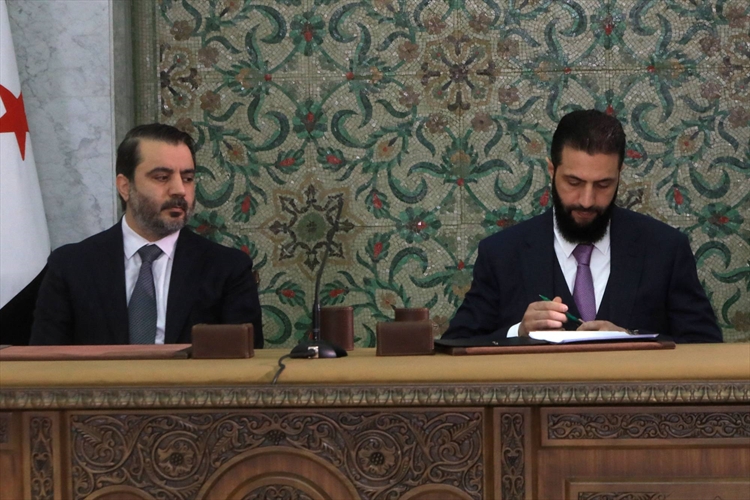 الإعلان الدستوري يهزّ العلاقة الكردية مع دمشق.. وانتقاد روسي للإدارة الجديدة