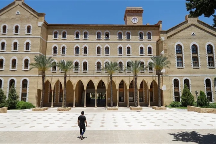 بين الجامعات والمطارات.. شباب لبناني من الطموح إلى «السفر»